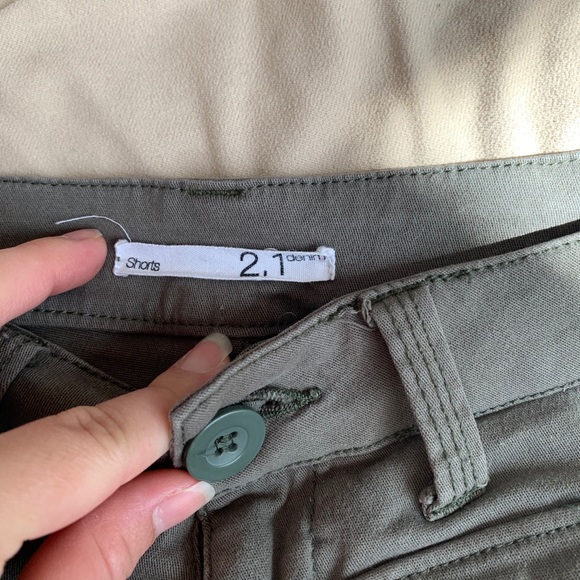 Shorts - Picture 4 of 4